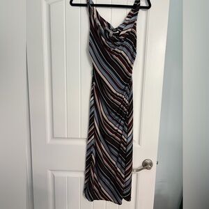 Beautifully Cut Diane Von Furstenberg Silk Dress Size 6       (Fits like Size 4)